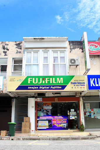 Studio Senyum & Lab Foto
